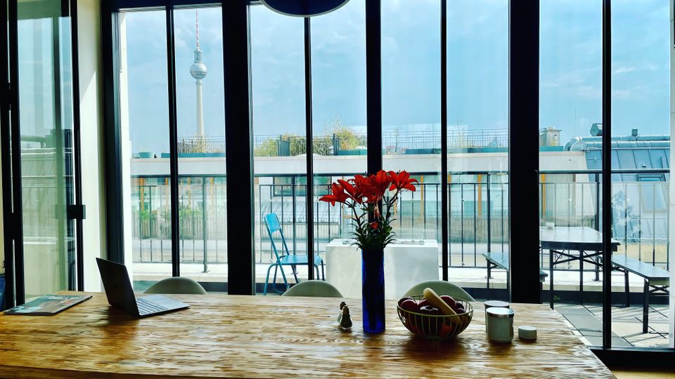 Minimalistische Wohnung in Berlin-Mitte mit Betonboden